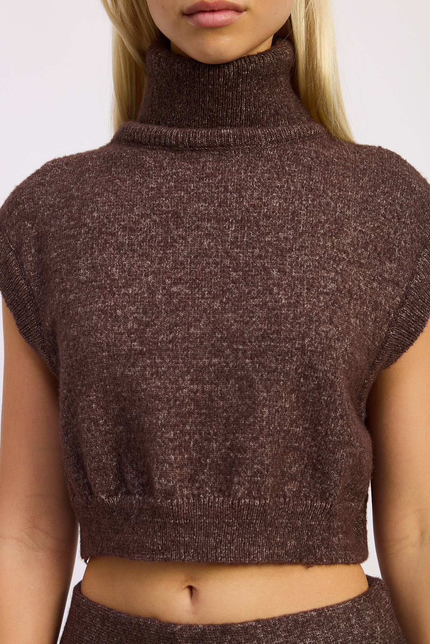 TURTLE NECK CAP SLEEVE TOP CHOCOLATE